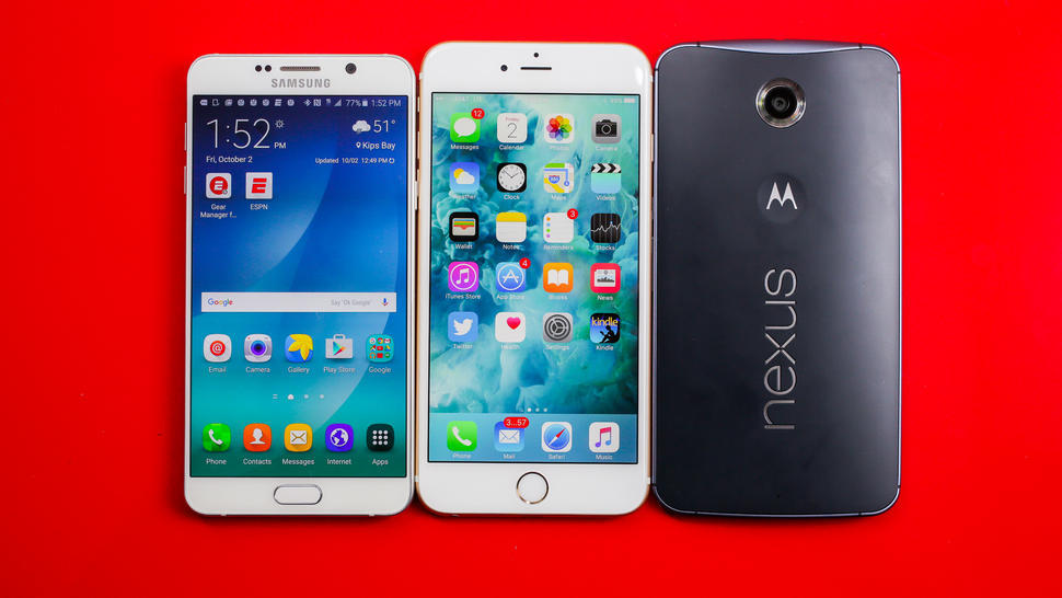 左から右に、サムスンGalaxy Note 5、iPhone 6s Plus、Google Nexus 6。