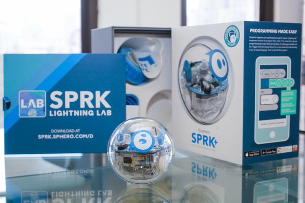 　Spheroの「SPRK+」はプログラム可能なロボットで、玩具でもある。2015年の「SPRK」の後継製品で、ターゲットは学校や教育プログラムのほか、問題解決やコーディングを試したいと考えている親子だ。