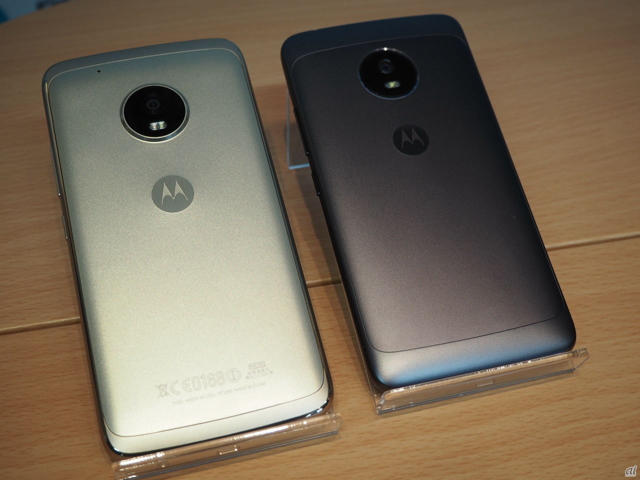 「Moto G5 Plus」（左）と「Moto G5」（右）。デザインは似ているが、大きさとカメラ部分の突起が異なる