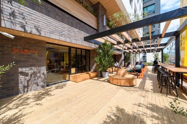 　不動産、住宅情報サイト「LIFULL HOME'S（ライフル ホームズ）」の運営などを手がけるLIFULLは、4月に本社を東京、半蔵門に移転した。

　新オフィスのコンセプトは「ENGAWA（縁側）」。オフィスを新鮮な出会いと自由な発想を育む“つながりの受発信地”として定義。築約50年のオフィスビル1棟をリノベーションし、社内の人間はもちろん社外の人たちとも積極的に触れ合える仕組みや仕掛けをカタチにした。

　社員の快適性を考慮し、働き方の多様化にも対応できるワークプレイスとしての優れた機能性も追求。仕事に好影響を与えるオフィス環境のひとつの理想として、LIFULLらしい個性に彩られた新オフィスが誕生した。

【コンテンツ提供：WALL】