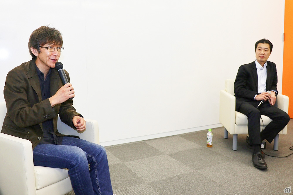 ゲスト講師を務めた及川卓也氏（左）とCNET Japan編集長の別井貴志（右）